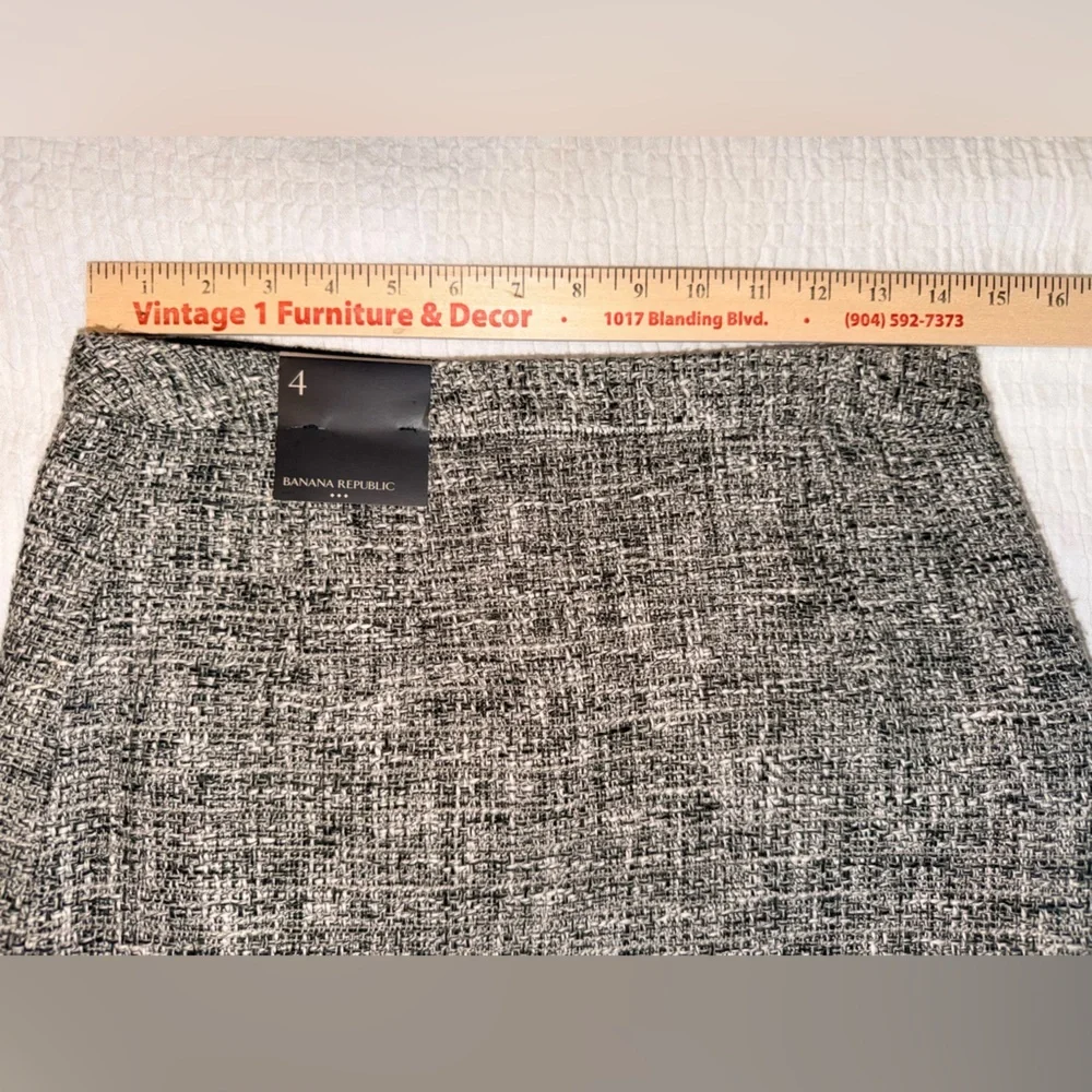 Banana Republic NWT Gray Tweed Mini Skirt With Zip Detailed
